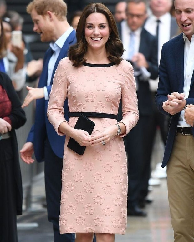 Hadir dengan Kesan Tenang dalam Shift Dress. Foto Instagram: katemiddletonalloutfits