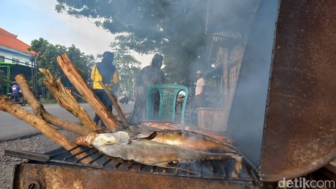 Ikan asap khas Paiton, Probolinggo yang menggugah selera