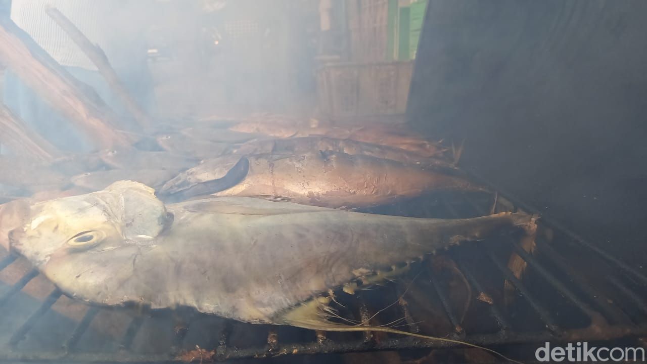 Ikan asap khas Paiton, Probolinggo yang menggugah selera