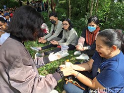 Visualisasi Kesengsaraan Yesus, Umat Katolik Ditetesi Lilin-Teguk Brotowali