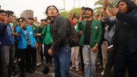 7 Potret Jefri Nichol Demo di Depan DPR dan Lempar Tikus Mati