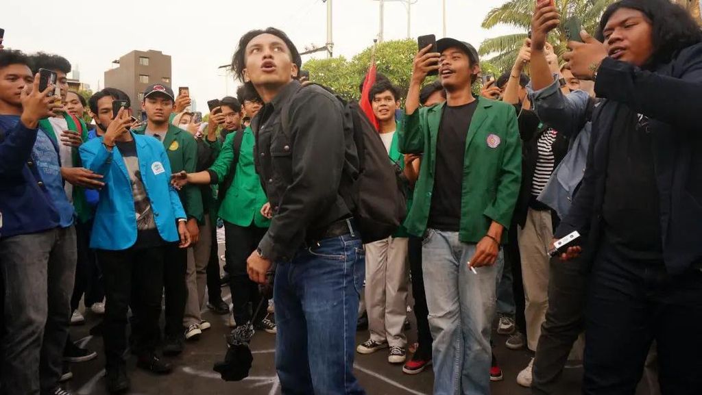 7 Potret Jefri Nichol Demo di Depan DPR dan Lempar Tikus Mati 7 Potret Jefri Nichol Demo di Depan DPR dan Lempar Tikus Mati