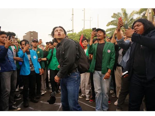 7 Potret Jefri Nichol Demo di Depan DPR dan Lempar Tikus Mati