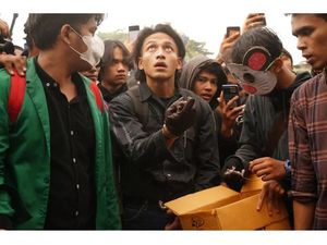 Moment Jefri Nichol Ikut Demo Tolak UU Cipta Kerja Moment Jefri Nichol Ikut Demo Tolak UU Cipta Kerja
