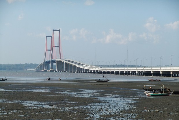 jembatan suramadu/foto: pixabay.com/aldocandra92 jembatan suramadu merupakan penghubung antara pulau jawa dan madura