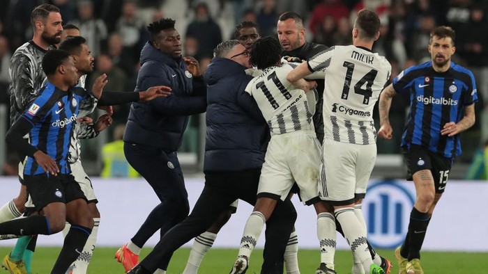 TURIN, ITALY - APRIL 04: Juan Cuadrado of Juventus and Samir Handanovic of FC Internazionale argue as players separate them at the end of the Coppa Italia Semi Final match between Juventus and FC Internazionale at Allianz Stadium on April 04, 2023 in Turin, Italy. (Photo by Emilio Andreoli/Getty Images)