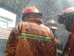 Dramatis! Warga Selamatkan Nenek dan Cucu dari Kebakaran Rumah di Malang