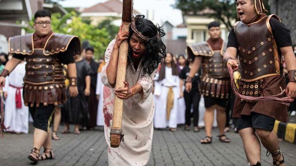 Melihat Prosesi Jumat Agung di Gereja Roh Kudus Surabaya