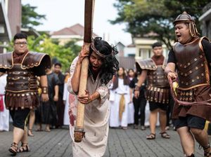 Melihat Prosesi Jumat Agung di Gereja Roh Kudus Surabaya