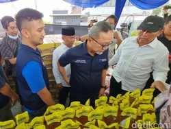 Mendag Borong Minyak dan Gula di Pasar Murah Ramadhan Surabaya
