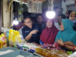 Cek Pasar Wonokromo, Mendag Heran Harga Bahan Pokok Turun Jelang Lebaran