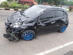 Sopir Ngantuk, Mobil di Jambi Tabrak Penyapu Jalan hingga Terluka