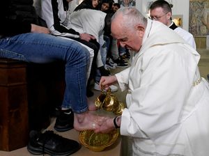 Momen Paus Fransiskus Basuh dan Cium Kaki Narapidana Muda di Roma