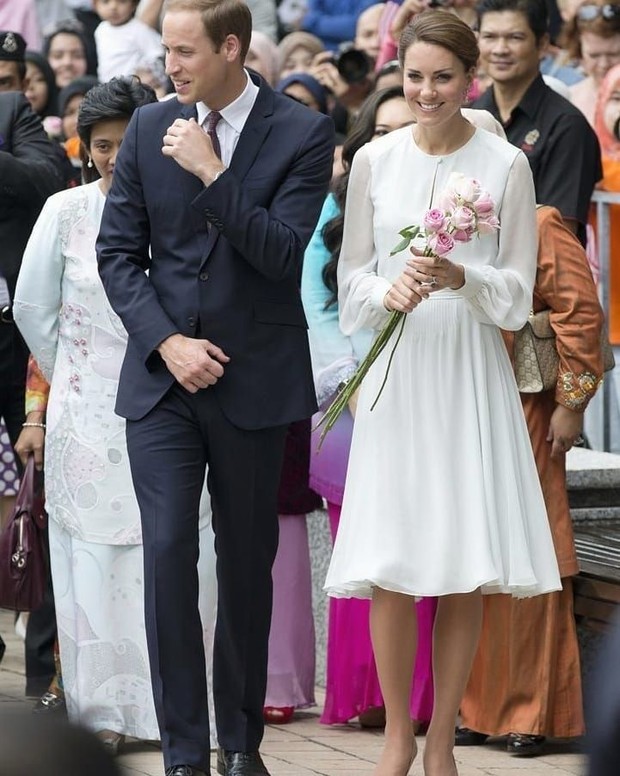 Pancarkan Ketulusan dan Sisi Elegan dengan Long Sleeves Dress Putih. Foto Instagram: katemiddletonalloutfits