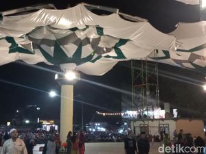 Tersangkut Tembok Masjid, Payung Madinah Kota Pasuruan Rusak Lagi Tersangkut Tembok Masjid, Payung Madinah Kota Pasuruan Rusak Lagi