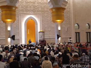 Masjid Raya Sheikh Zayed Solo Bagikan 1.000 Al Quran ke Jemaah Masjid Raya Sheikh Zayed Solo Bagikan 1.000 Al Quran ke Jemaah