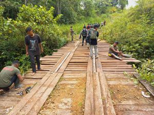 Polisi Perbaiki Jembatan Maybrat yang Dirusak KKB, Pengungsi Diharap Pulang
