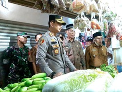 Polisi Awasi Fluktuasi Harga Bahan Pokok di Karawang Jelang Lebaran