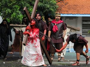 Potret Peringatan Jumat Agung di Berbagai Daerah