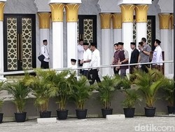 Jokowi Salat Jumat Bareng Ganjar di Masjid Sheikh Zayed Solo