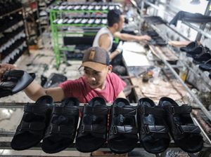 Permintaan Sandal Kulit di Mojokerto Meningkat Selama Ramadan Permintaan Sandal Kulit di Mojokerto Meningkat Selama Ramadan