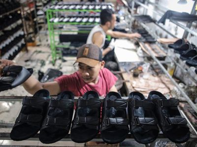 Permintaan Sandal Kulit di Mojokerto Meningkat Selama Ramadan