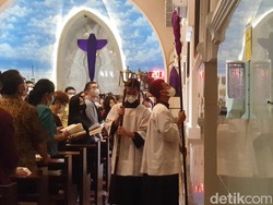 Jumat Agung, Begini Suasana Teatrikal Jalan Salib di Katedral Medan