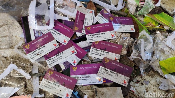 Ribuan KIP ditemukan dijual di Rangkasbitung (Fathul/detikcom). Ribuan KIP ditemukan dijual di Rangkasbitung (Fathul/detikcom).