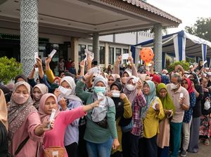 Potret Warga Serbu Paket Sembako Murah di Tangsel