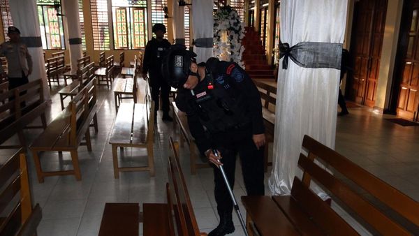 Sterilisasi Gereja Jelang Jumat Agung di Sorong
