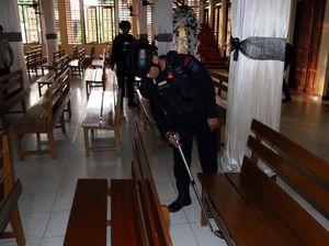 Sterilisasi Gereja Jelang Jumat Agung di Sorong