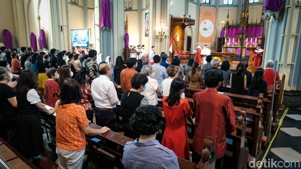 Suasana Khidmat Jumat Agung di Gereja Katedral Jakarta