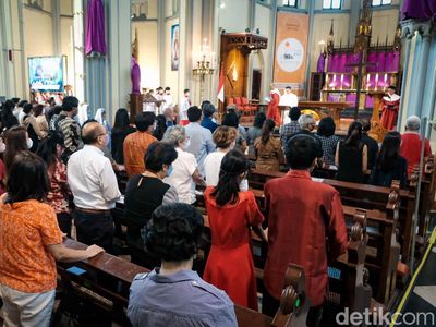 Suasana Khidmat Jumat Agung di Gereja Katedral Jakarta