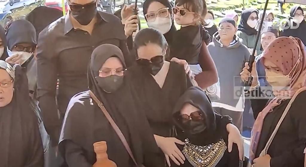 Suasana pemakaman ayah Asmirandah