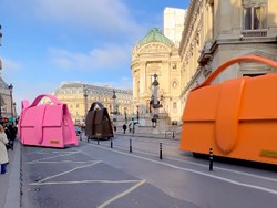 Viral Tas Jacquemus Raksasa Lalu-Lalang di Jalanan Paris, Ini Faktanya