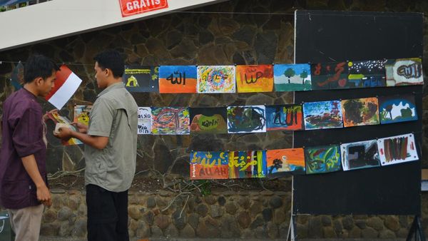 Antusias Warga Ikut Terapi Seni Gratis untuk Kurangi Stres