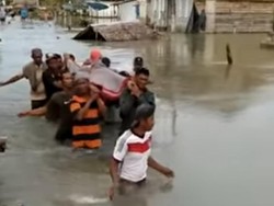 Warga di Luwu Utara Terobos Banjir Tandu Jenazah 4 Km