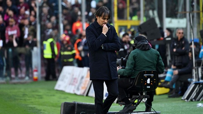 SALERNO, ITALY - APRIL 07: Simone Inzaghi FC Internazionale head coach shows his disappointment during the Serie A match between Salernitana and FC Internazionale at Stadio Arechi on April 07, 2023 in Salerno, Italy. (Photo by Francesco Pecoraro/Getty Images)