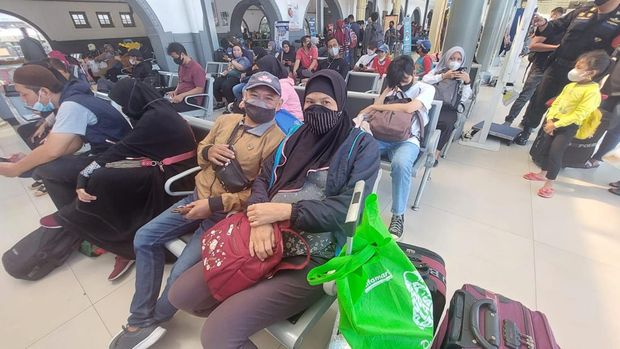 Anto dan keluarganya di Stasiun Pasar Senen (Rumondang-detikcom)