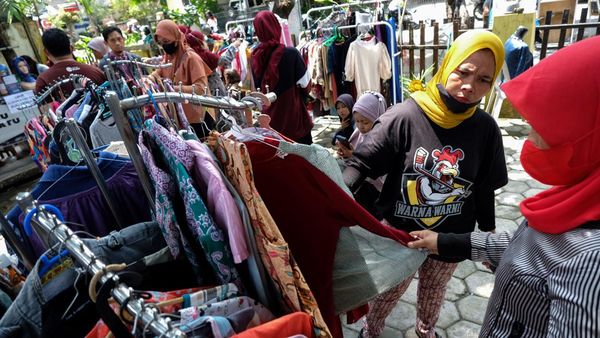 Komunitas Sosial di Solo Bagikan Baju Lebaran Gratis