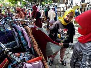 Komunitas Sosial di Solo Bagikan Baju Lebaran Gratis