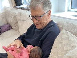Bill Gates Pajang Foto Pertama Menggendong Cucunya