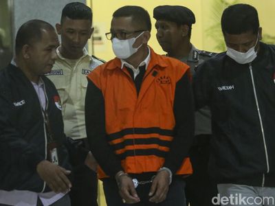 Fix Tersangka! Bupati Meranti Langsung Berompi Oranye