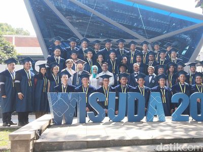 Momen Haru Ridwan Kamil Wakili Wisuda Eril