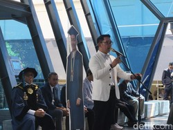 Momen Haru Saat Ridwan Kamil Wakili Almarhum Eril Wisuda di ITB