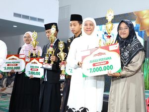Khofifah Beri Kejutan 15 Wajib Pajak Diberi Hadiah Umroh saat Nuzulul Quran