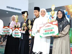 Khofifah Beri Kejutan 15 Wajib Pajak Diberi Hadiah Umroh saat Nuzulul Quran