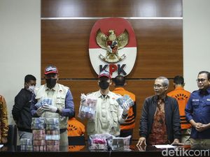 Penampakan Uang Korupsi Bupati Meranti Senilai Rp 26,1 Miliar Penampakan Uang Korupsi Bupati Meranti Senilai Rp 26,1 Miliar