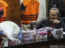 Konstruksi Perkara Korupsi Bupati Meranti: Sunat Anggaran dan Dana Umroh