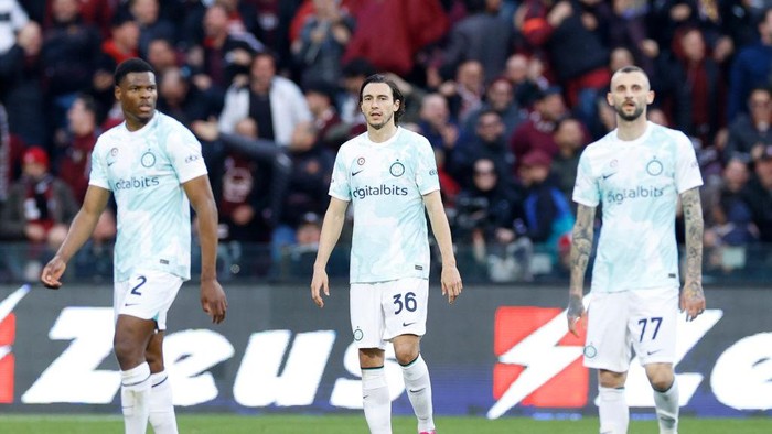 SALERNO, ITALY - APRIL 07: Matteo Darmian of FC Internazionale looks dejected during the Serie A match between Salernitana and FC Internazionale at Stadio Arechi on April 7, 2023 in Salerno, Italy. (Photo by Matteo Ciambelli/DeFodi Images via Getty Images)